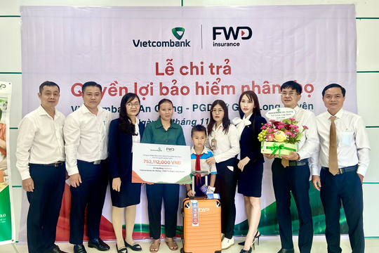 Vietcombank An Giang chi trả quyền lợi bảo hiểm trên 750 triệu đồng cho khách hàng