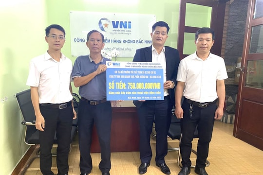 VNI Bắc Ninh trao 750 triệu đồng bồi thường bảo hiểm vật chất xe ô tô