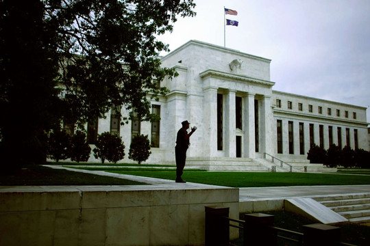 Hai thái cực cắt giảm lãi suất của FED