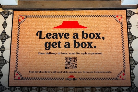 Chiếc thảm “tặng quà” của Pizza Hut