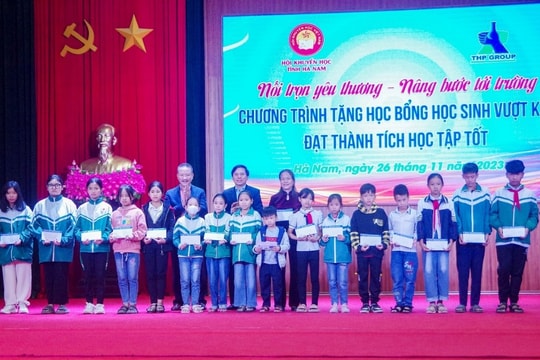 Hàng trăm học sinh đặc biệt khó khăn được hỗ trợ tới trường dịp cuối năm