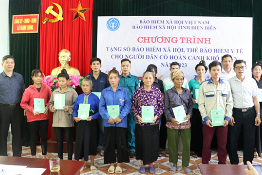 BHXH Điện Biên: Trao tặng 740 sổ BHXH, 20 thẻ BHYT cho người có hoàn cảnh khó khăn