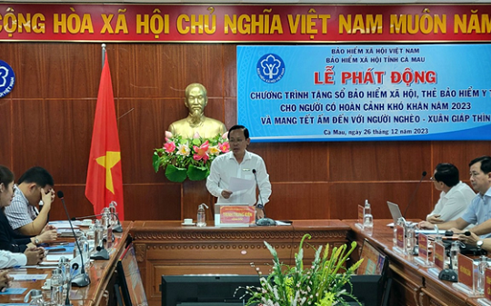 BHXH Cà Mau: Tặng sổ BHXH, thẻ BHYT cho người có hoàn cảnh khó khăn năm 2023