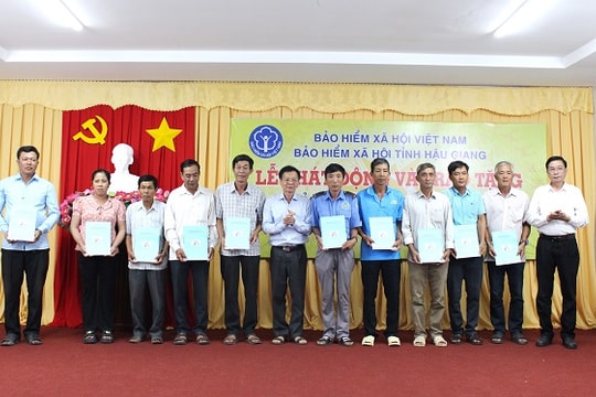 BHXH tỉnh Hậu Giang: trao tặng sổ BHXH, thẻ BHYT cho người có hoàn cảnh khó khăn năm 2023