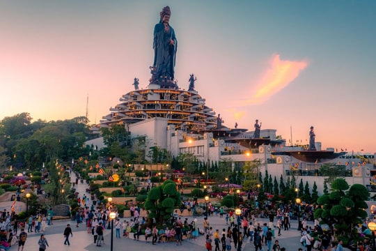 Hàng ngàn người cùng đếm ngược đón năm mới trong pháo hoa rực rỡ tại Tây Ninh