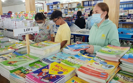 Trả quyền chọn sách giáo khoa cho nhà trường