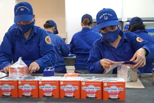 Nhà máy Z121: Khách hàng check mã QR code để kiểm tra pháo hoa chính hãng