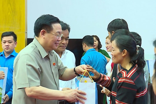 Chủ tịch Quốc hội Vương Đình Huệ trao quà Tết công nhân