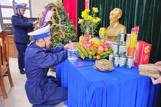 Mang Tết sớm đến đảo xa bờ nhất của Việt Nam trong Vịnh Bắc Bộ