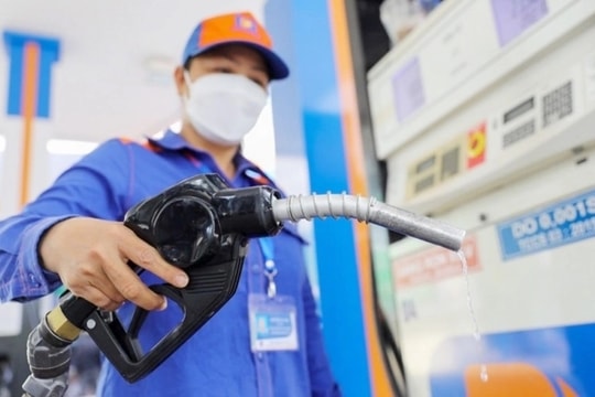 Giá bán lẻ xăng RON95 có thể tăng mạnh