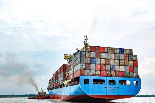 Doanh nghiệp cảng biển “vượt sóng"