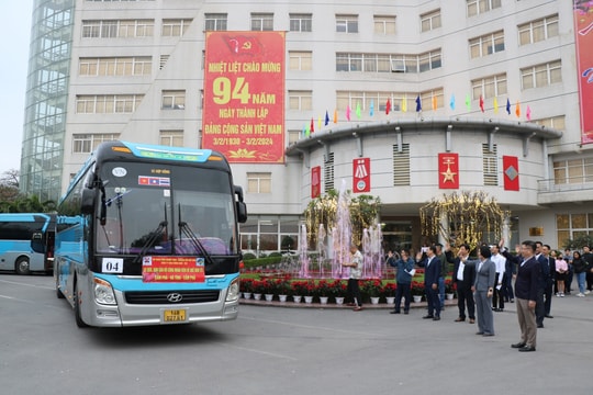 Rộn ràng những chuyến xe đưa thợ mỏ về quê đón Tết