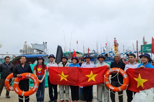 [CẢM XÚC XUÂN] Những người ăn Tết trên biển, đón giao thừa giữa đại dương