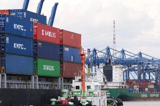 Hãng tàu tăng phí THC, doanh nghiệp xuất nhập khẩu “kêu khó”