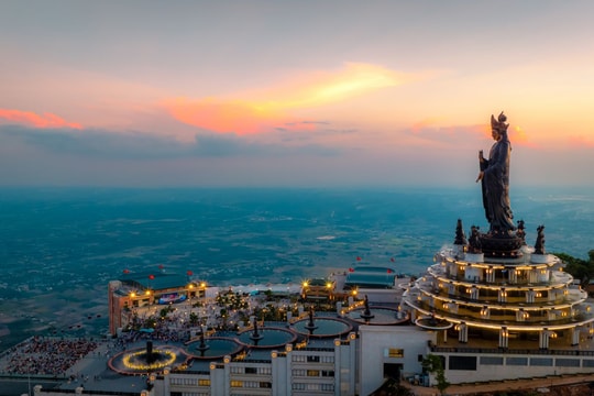 Núi Bà Đen chờ đón vị khách thứ 2 triệu vào ngày 8/3 với nhiều phần quà hấp dẫn