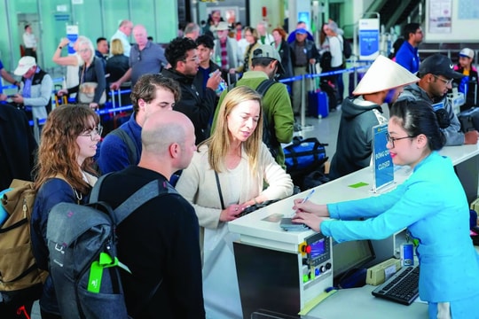 Du lịch chịu tác động ra sao khi tăng trần giá vé máy bay?