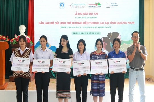 Hơn 1,1 tỉ đồng hỗ trợ nữ sinh đồng bào Quảng Nam