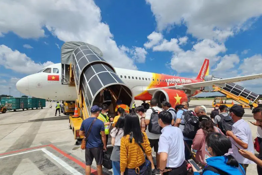 Giá vé máy bay nội địa cao: Đừng để “giá nổi, bèo chìm”