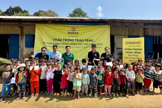 Maybank Investment Bank trao tặng hệ thống điện năng lượng mặt trời