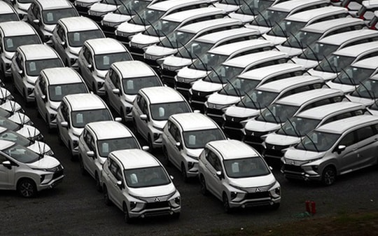 Thị trường ô tô chưa thoát khỏi suy thoái, giá xe tiếp tục giảm