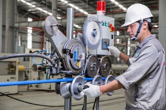 Nhựa Tiền Phong “cài số lùi”