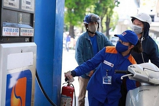 Đề xuất doanh nghiệp tự quyết giá xăng dầu: Nhà nước cần kiểm soát “mức trần”