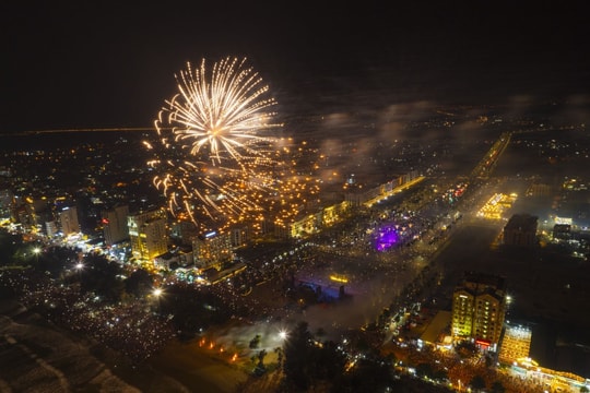 Hơn 300 ngàn người đổ về Quảng trường biển TP Sầm Sơn xem khai mạc Lễ hội du lịch biển