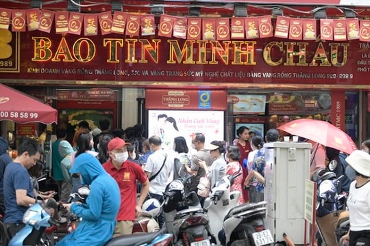 Giá vàng “điên cuồng” phá kỷ lục:  Nên can thiệp thế nào?