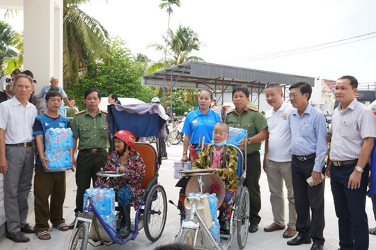 “Giọt nước nghĩa tình” tiếp tục đến với bà con vùng hạn mặn Bến Tre, Tiền Giang
