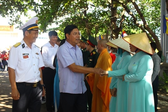 Mang hơi ấm từ đất liền đến quân dân huyện đảo Trường Sa