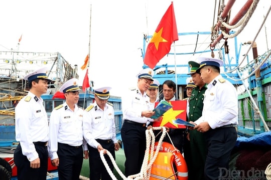 Hải quân Việt Nam - điểm tựa cho ngư dân vươn khơi, bám biển