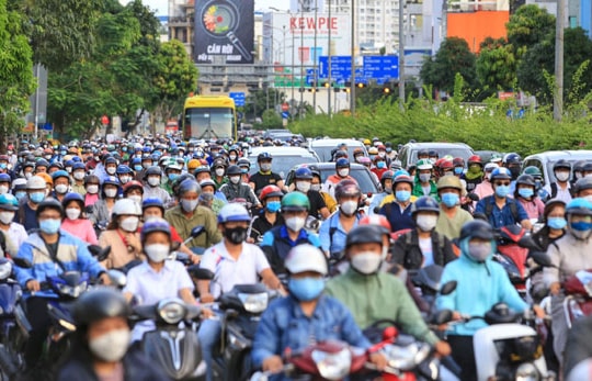 Dân mua nhiều xe máy xăng, ô nhiễm nặng nề, lợi nhuận doanh nghiệp nước ngoài hưởng