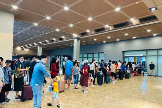 Cát Bà: Giá cáp treo giảm 50% "giải cứu" khách khỏi cảnh chờ phà