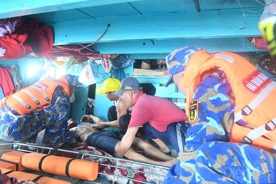 Tàu 471, Bộ tư lệnh Vùng 4 Hải quân tiếp nhận, đưa ngư dân bị nạn về đảo Song Tử Tây điều trị