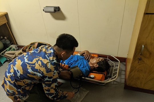 Tàu 468, Bộ tư lệnh Vùng 4 Hải quân đưa ngư dân bị đột quỵ về đảo Trường Sa điều trị