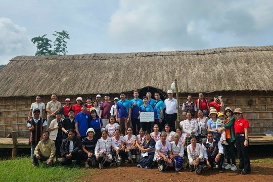 Bảo hiểm số OPES trao tặng 1.800 cây sinh kế tại Lâm Đồng