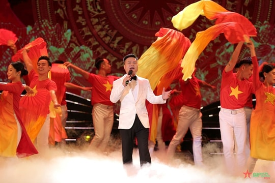 Nghệ sĩ Ưu tú Hoàng Tùng hát tôn vinh tình phụ tử nhân Ngày của Cha