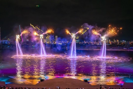 Có gì ở show nghệ thuật kết hợp pháo hoa hàng đêm đầu tiên tại Đà Nẵng?