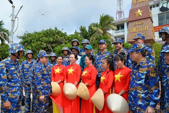 Tích cực giúp đỡ ngư dân vươn khơi bám biển, khai thác hải sản đúng pháp luật