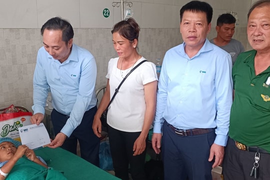 VNI tạm ứng tiền bảo hiểm cho gia đình các nạn nhân xe khách bị sạt lở đất tại Hà Giang