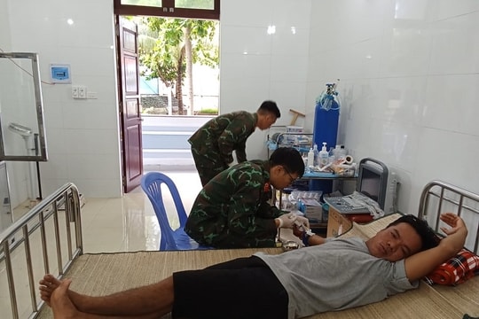 Kịp thời cứu ngư dân gặp nạn trên biển tại Trường Sa