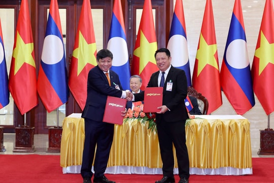 Vietjet trao thoả thuận tăng cường kết nối vận tải hàng không Việt Nam - Lào