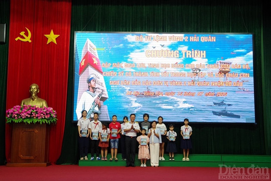 Động viên tinh thần cho con em ngư dân yên tâm vươn khơi, bám biển
