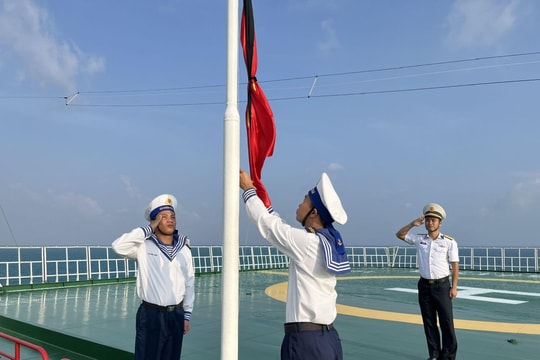 Lễ treo cờ rủ tại nhà giàn DK1/9