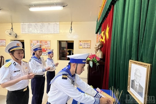 Những chiến sĩ bảo vệ biển, đảo Tổ quốc làm lễ treo cờ rủ Quốc tang Tổng Bí thư Nguyễn Phú Trọng
