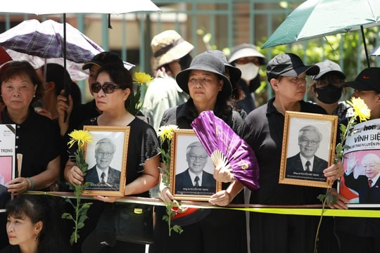 Nhân dân trong giờ phút tiễn biệt Tổng Bí thư Nguyễn Phú Trọng