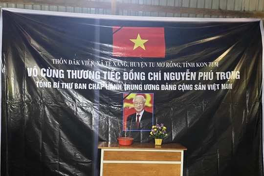 Trong mưa lạnh, người Xơ Đăng ở Kon Tum tưởng niệm Tổng Bí thư Nguyễn Phú Trọng