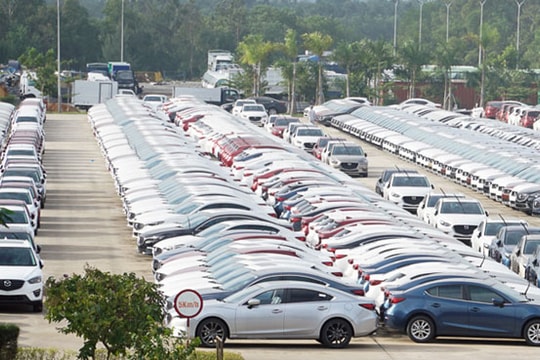 Sức mua yếu, thị trường ô tô vẫn ngập trong khó khăn