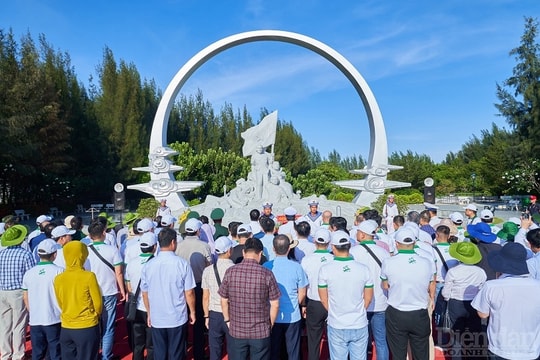 Vòng tròn bất tử quyết tâm bảo vệ lá cờ Tổ quốc