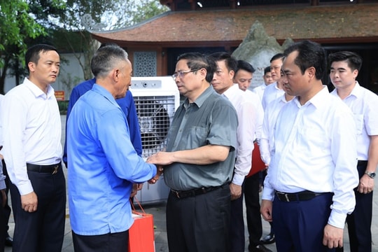 Thủ tướng Chính phủ thăm thương binh, gia đình liệt sĩ tại tỉnh Thái Nguyên